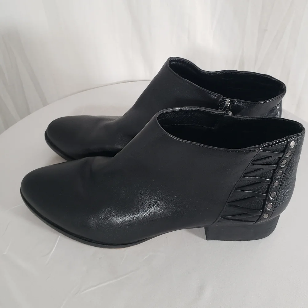 Vince Camuto's Black Leather Booties Sz 10 - Picture 3 of 9